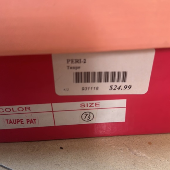 De Blossom Collection Ceam/Tan heels in size 7 1/2 - Picture 4 of 4